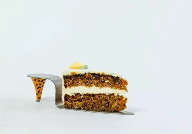 HIGH HEEL STAINLESS STEEL CAKE SERVER WITH DETACHABLE HEEL AND HANDLE FASHIONABLE, LEOPARD PRINT - FASHIONABLE AND ELEGANT, COMES WITH A DECORATIVE GIFTABLE BOX