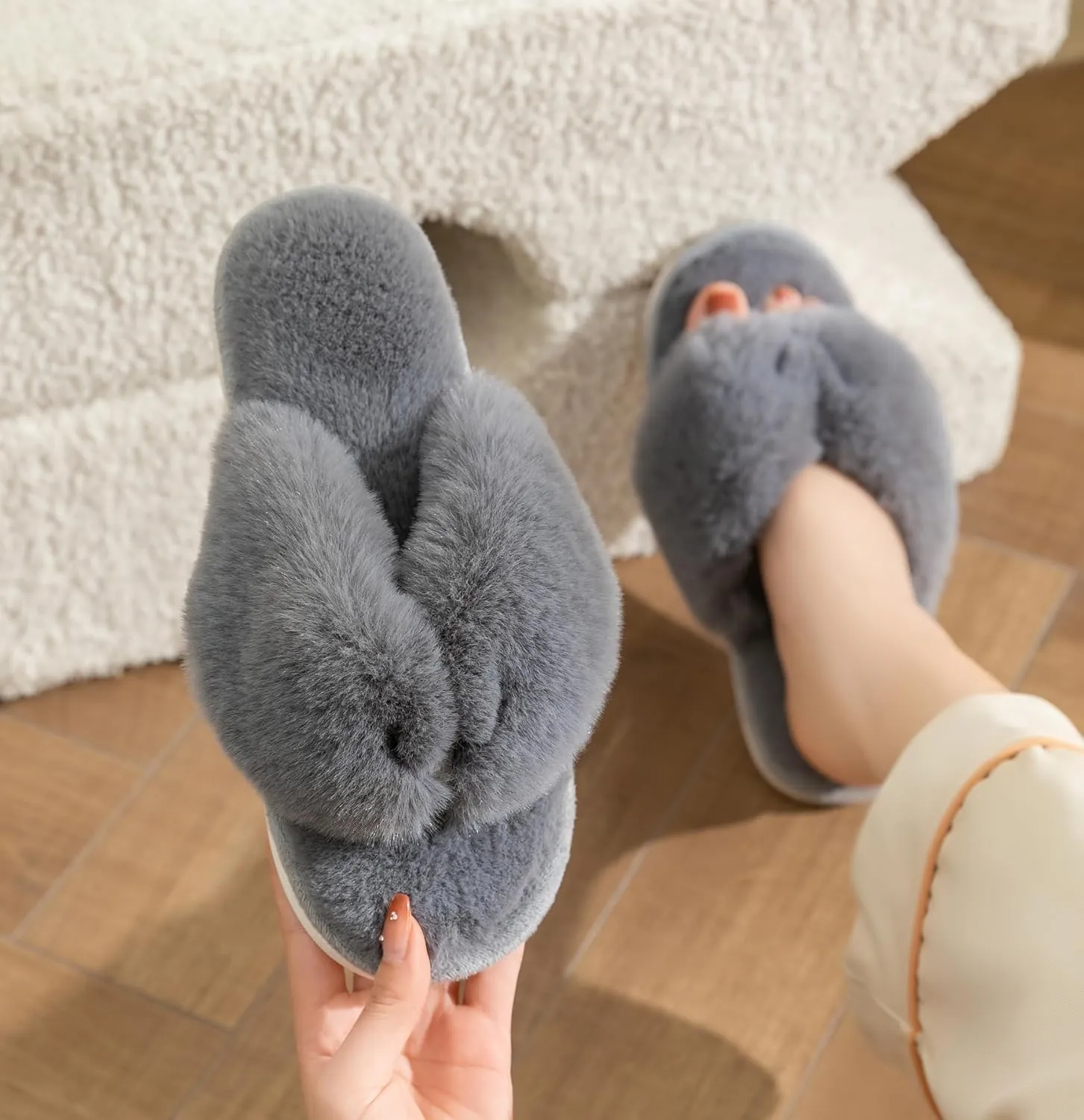 Onmygogo Plush Indoor Flip Flop Thong Slippers for Women Open Toe, Fuzzy Faux Fur Spa House Slippers