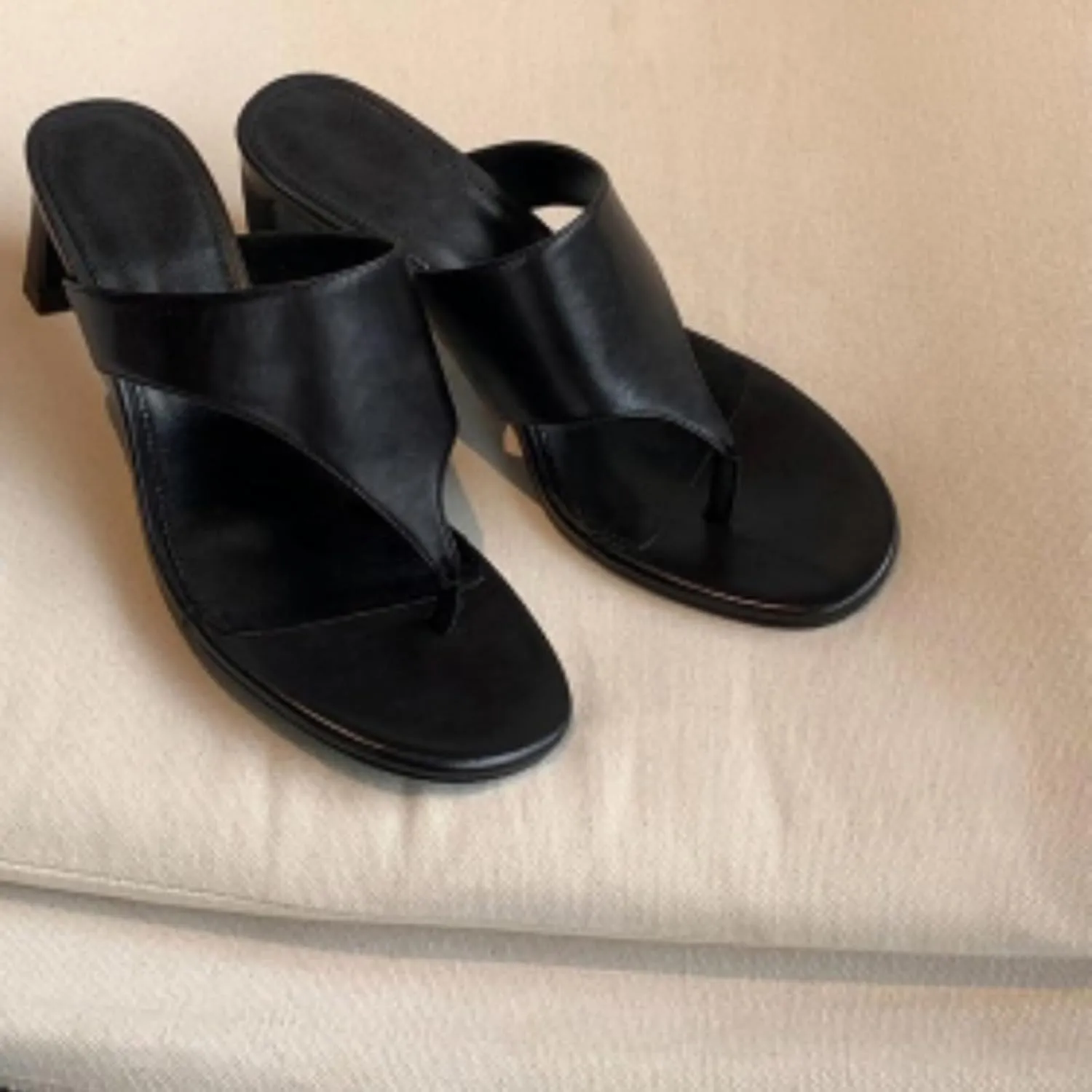 Womens Chunky Heel Thong Sandals Elegant Mid Heels Flip Flops Ladies Suede Clip Toe Sandal Summer Shoes 2025 New