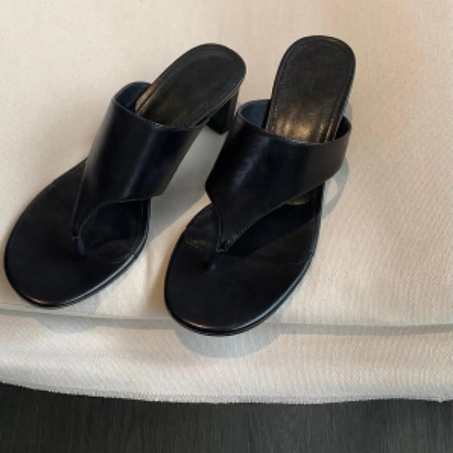 Womens Chunky Heel Thong Sandals Elegant Mid Heels Flip Flops Ladies Suede Clip Toe Sandal Summer Shoes 2025 New